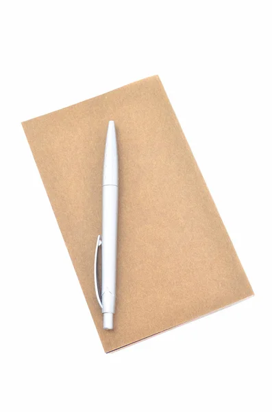 Blocco note e penna isolati su sfondo bianco; — Foto Stock