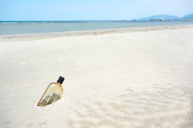 Şişe bir kum plajı üzerinde