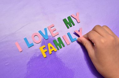 Benim aile kavramı renkli alfabesi ile seviyorum