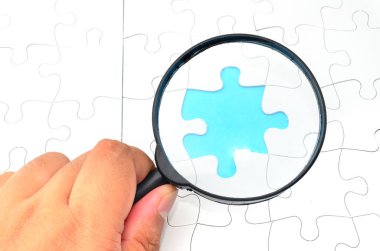 Bir büyüteç ile yakın Up-Puzzle parçaları. Bir kusur tespit kavramı görüntü