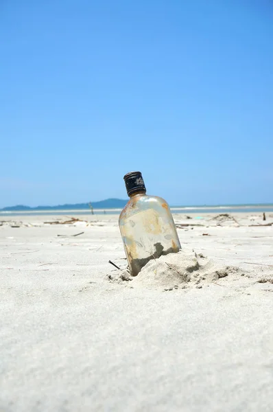 Bottiglia su una spiaggia di sabbia — Foto Stock
