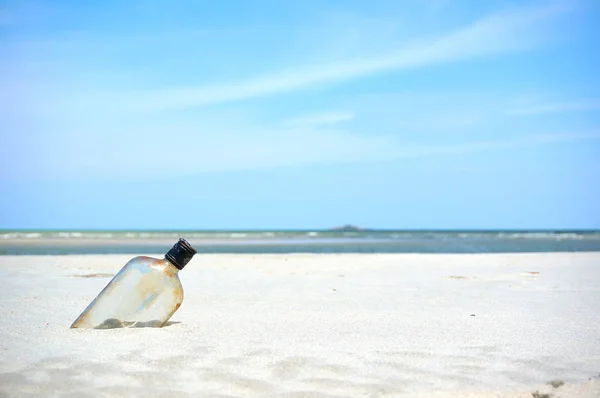 Μπουκάλι σε μια παραλία με άμμο — Φωτογραφία Αρχείου