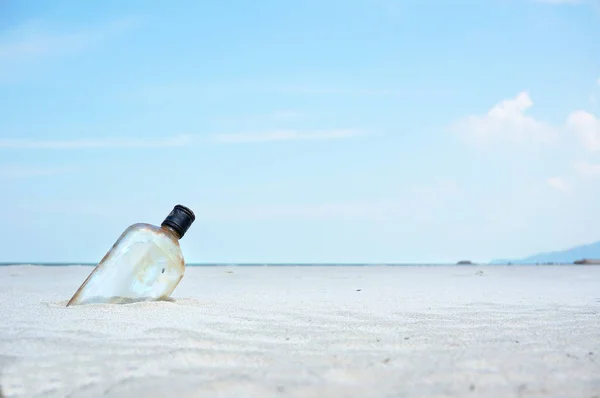 Bottiglia su una spiaggia di sabbia — Foto Stock