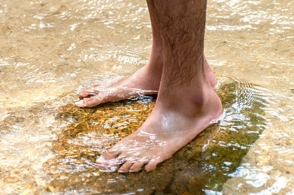 Fuß im Wasser — Stockfoto