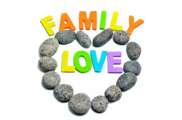Piedra de guijarro en forma de corazón con texto de amor y familia —  Fotos de Stock