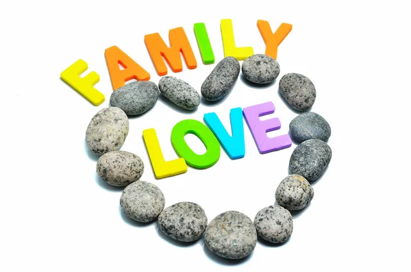 Галечный камень в форме сердца с семейным и любовным текстом — стоковое фото
