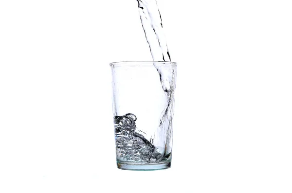 Frischwasser in einem Glas auf weißem Hintergrund — Stockfoto
