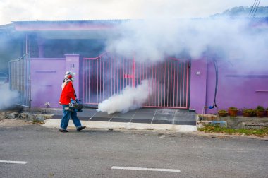 Pahang, Malezya - 22 Kasım: Tanımlanamayan memur kimyasal Dang humması salgını için üzerinde 22 Kasım 2014 yılında Kuantan, Pahang, Malezya püskürtme.