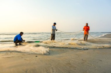 Kuantan, Malezya - 20 Temmuz 2014 - balıkçılar Beserah beach, Kuantan, Malezya, 20 Temmuz 2014 yakınındaki yapsın. Balıkçılar köylüler Kuantan Köyü, Pahang için ana işgal vardır