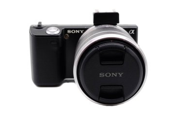 Pahang, Malezya-Aralık 27, 2013: kompakt bir fotoğraf makinesi Sony Alpha Nex-5 üzerinde beyaz izole askısı, fotoğrafı