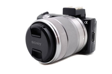 Pahang, Malezya-Aralık 27, 2013: kompakt bir fotoğraf makinesi Sony Alpha Nex-5 üzerinde beyaz izole askısı, fotoğrafı