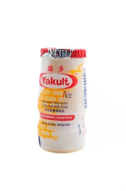 Pahang, Malezya-Aralık 27, 2013: yakult fotoğrafı iç, iyi sağlık, beyaz arka plan üzerinde izole için