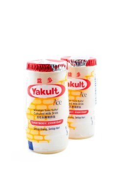 Pahang, Malezya-Aralık 27, 2013: yakult fotoğrafı iç, iyi sağlık, beyaz arka plan üzerinde izole için