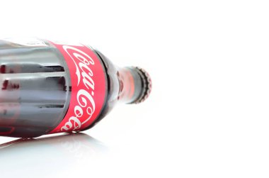 Pahang, Malezya - 12 Ocak 2015 - cam şişe Coca-Cola Classic. Coca-Cola dünyanın en sevdiğiniz gazlı içecekler biridir
