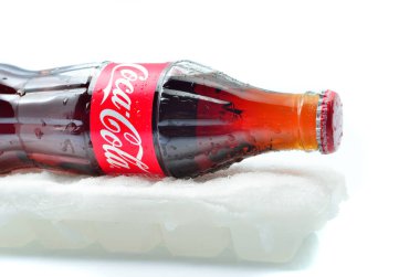 Pahang; Malezya - 12 Ocak 2015 - klasik Coca-Cola şişe buz ile. Coca-Cola Company Malezya en popüler pazar lideridir.
