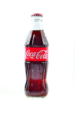 Pahang, Malezya - 12 Ocak 2015 - cam şişe Coca-Cola Classic. Coca-Cola dünyanın en sevdiğiniz gazlı içecekler biridir
