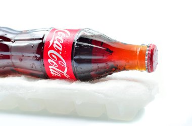 Pahang; Malezya - 12 Ocak 2015 - klasik Coca-Cola şişe buz ile. Coca-Cola Company Malezya en popüler pazar lideridir.