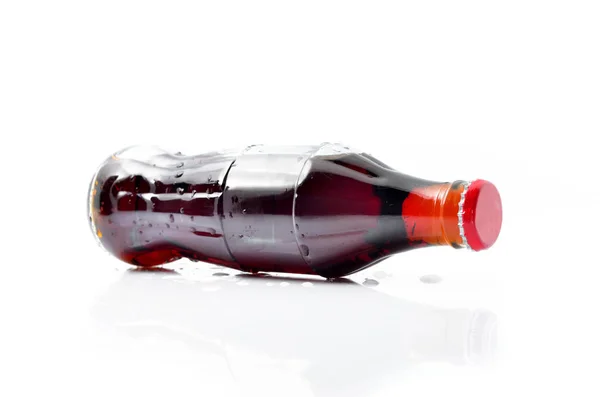 Buz Üstünde Beyaz Bir Arka Plan Ile Cola Şişesi — Stok fotoğraf