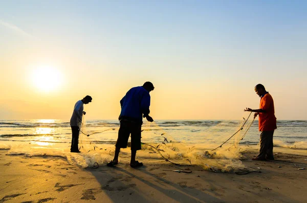 クアンタン マレーシア 2014 漁師は 2014 クアンタン マレーシア Beserah ビーチ近くの作業を行います 漁師はパハン州クアンタン村で村人たちの主な職業 — ストック写真
