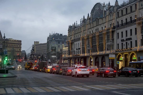 Şehirde akşam trafiği