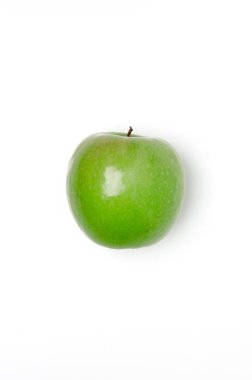 Beyaz arkaplanda izole edilmiş yeşil bir elmanın üst görünümü.