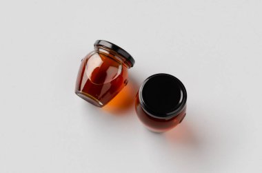 Gri bir arka planda iki bal kavanozu..