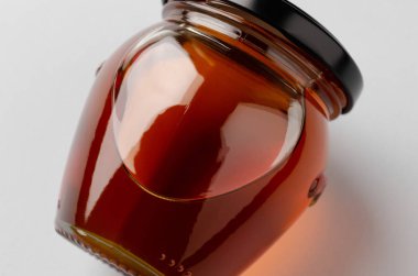 Gri arka planda bal kavanozu modeli. Yakın çekim..