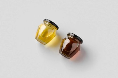 Gri arka planda bal kavanozları modeli. İki farklı renk..