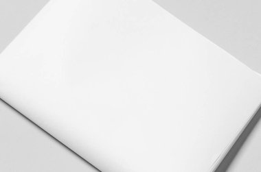 Gri arka planda boş bir gazete maketi. Yakın çekim..