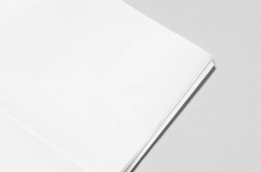 Gri arka planda boş bir gazete maketi. Yakın çekim..