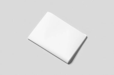 Gri arka planda boş bir gazete maketi..