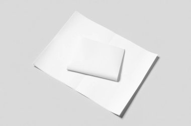 Gri arka planda boş bir gazete maketi..