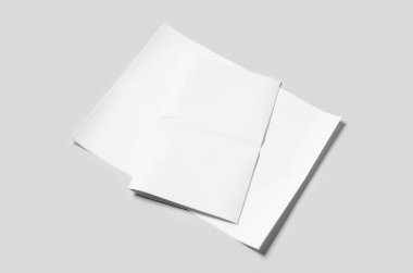 Gri arka planda boş bir gazete maketi..