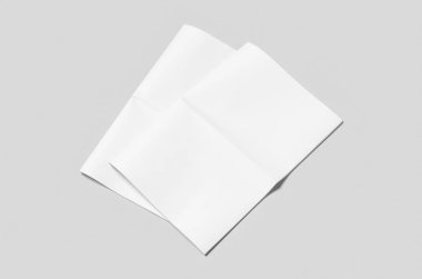 Gri arka planda boş bir gazete maketi..