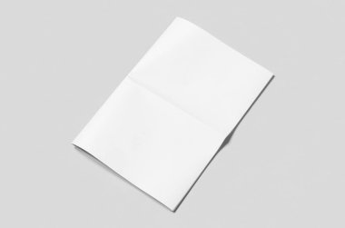 Gri arka planda boş bir gazete maketi..