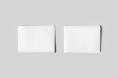 Gri arka planda boş bir gazete maketi..