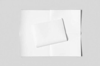 Gri arka planda boş bir gazete maketi..