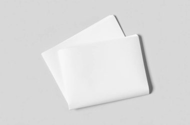 Gri arka planda boş bir gazete maketi..