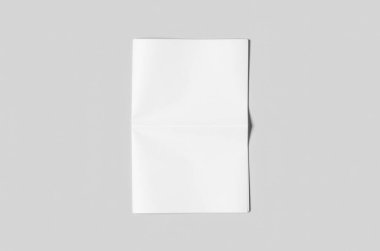 Gri arka planda boş bir gazete maketi..