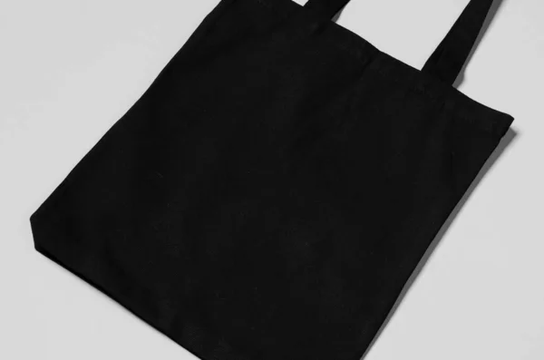 Gri arkaplanda siyah taşıma çantası modeli.