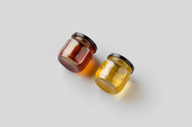 Gri arka planda bal kavanozları modeli. İki farklı renk..