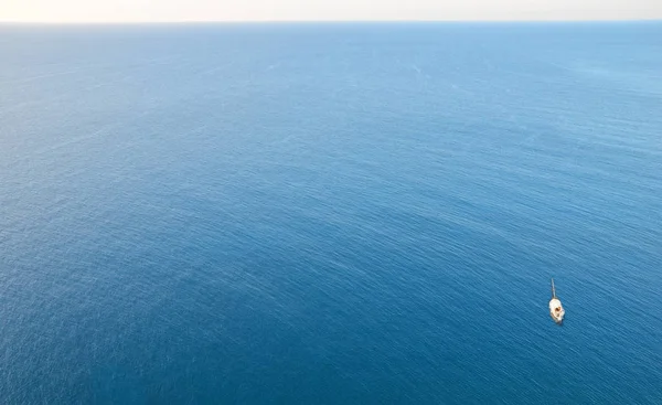 Velero solitario en mar abierto —  Fotos de Stock