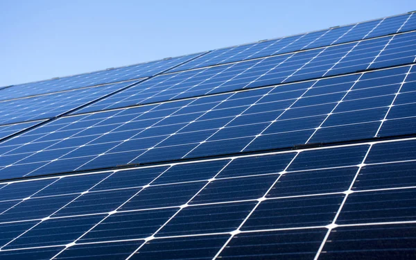 Planta fotovoltaica de paneles solares — Foto de Stock