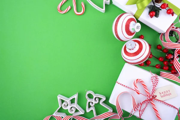 現代のお祭り緑、白と赤のテーマ クリスマス ホリデー バック — ストック写真