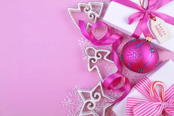 Moderno tema rosa festivo Natal férias fundo com deco — Fotografia de Stock