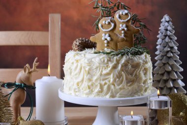 Zencefilli kurabiye adam aşçı ile şenlikli Noel beyaz çikolatalı kek