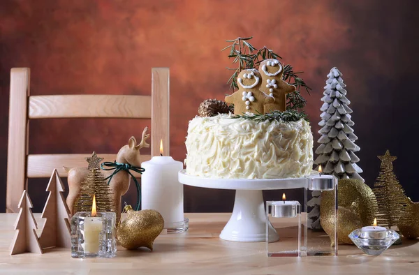 Festive Christmas white chocolate cake with gingerbread men cook — Stock Photo, Image