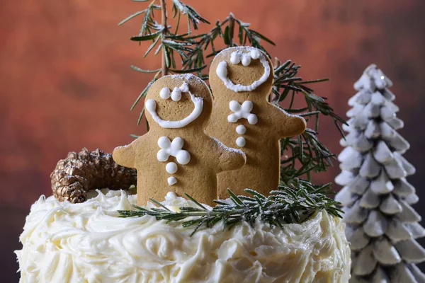 Feestelijke kerst witte chocoladetaart met peperkoek mannen kok — Stockfoto
