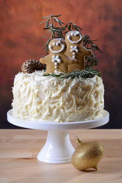 Świąteczna Boże Narodzenie biały chocolate cake pierniki mężczyzn kucharz — Zdjęcie stockowe