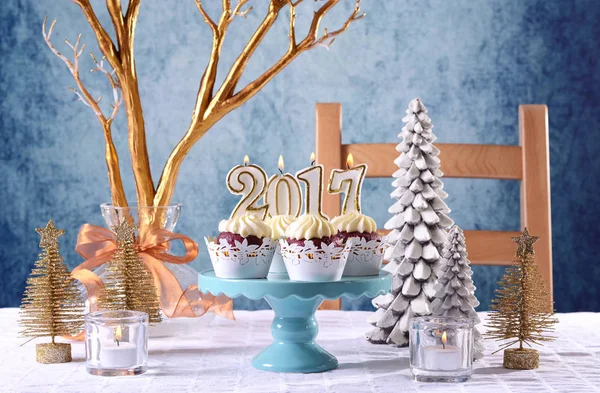 Ano Novo 2017 cupcakes em uma configuração de mesa de tema de inverno — Fotografia de Stock